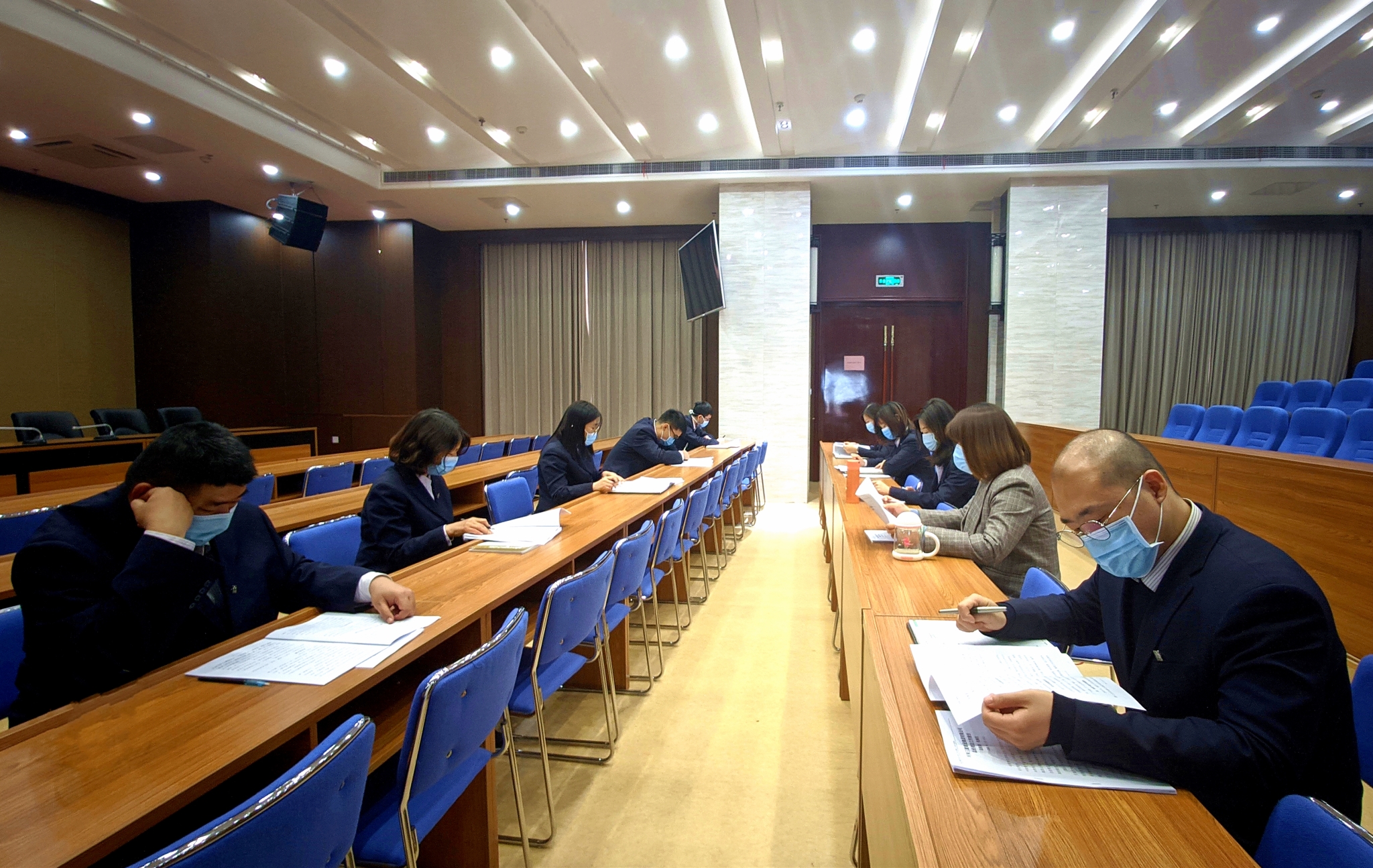 掀起學(xué)習(xí)“兩會”精神熱潮 ，確保各項任務(wù)全面貫徹落實！